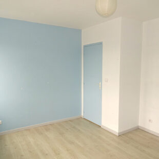 SECTEUR CALME MAISON DE VILLE RENOVEE 3 CHAMBRES ET COUR