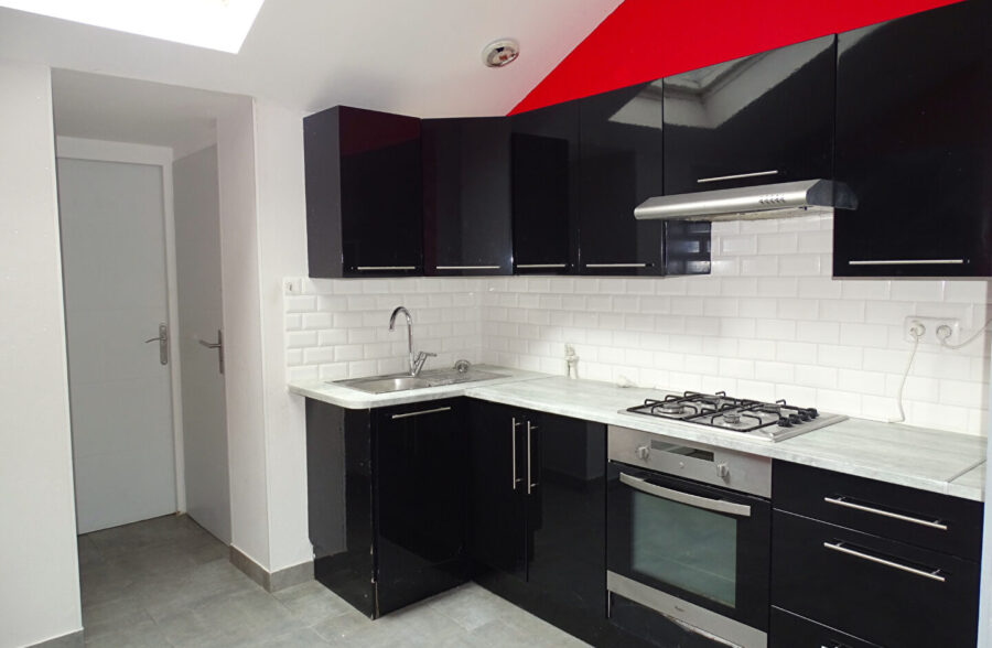 SECTEUR CALME MAISON DE VILLE RENOVEE 3 CHAMBRES ET COUR