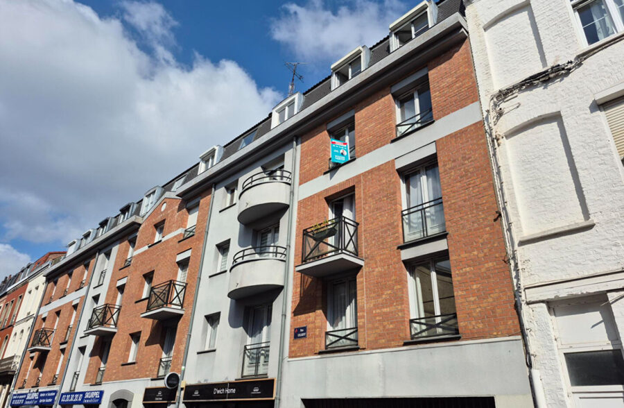 LILLE VAUBAN / CATHO: Type 2 rénové en étage élevé