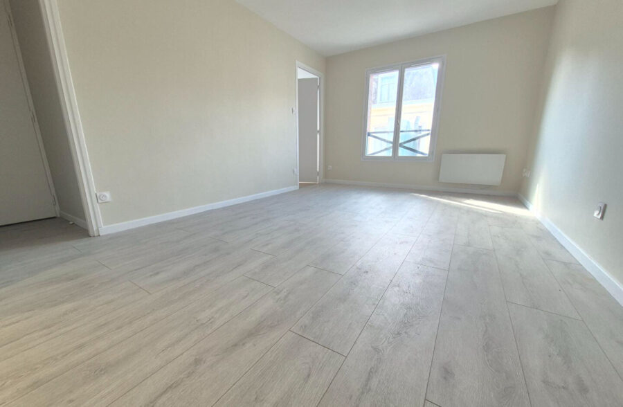 LILLE VAUBAN / CATHO: Type 2 rénové en étage élevé