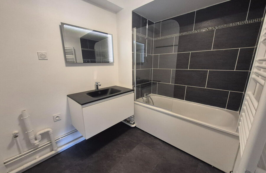 LILLE VAUBAN / CATHO: Type 2 rénové en étage élevé