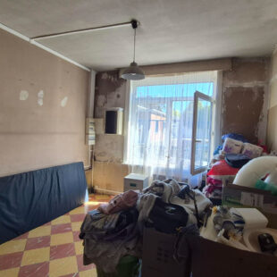 Maison à conforter avec de beaux volumes, 4 chambres et un jardin.