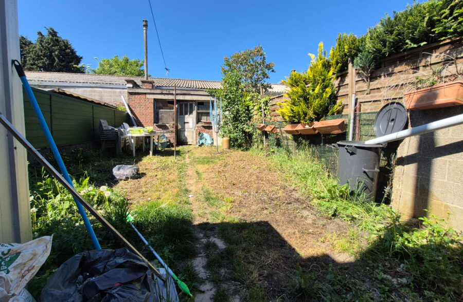 Maison à conforter avec de beaux volumes, 4 chambres et un jardin.