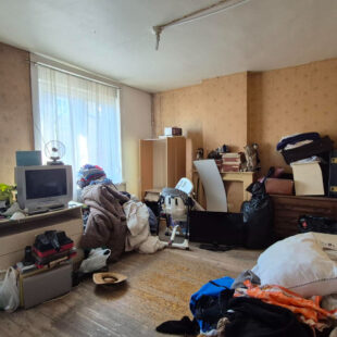 Maison à conforter avec de beaux volumes, 4 chambres et un jardin.