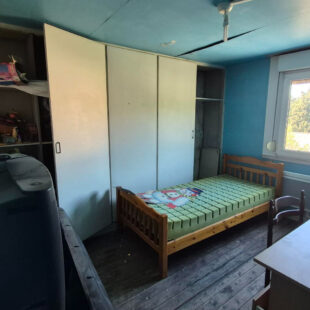 Maison à conforter avec de beaux volumes, 4 chambres et un jardin.