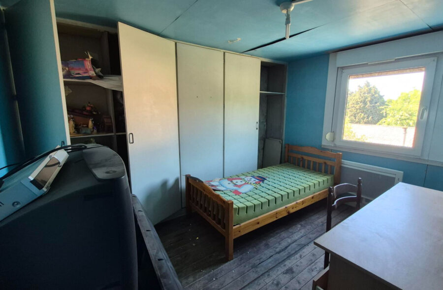 Maison à conforter avec de beaux volumes, 4 chambres et un jardin.