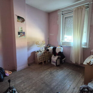 Maison à conforter avec de beaux volumes, 4 chambres et un jardin.