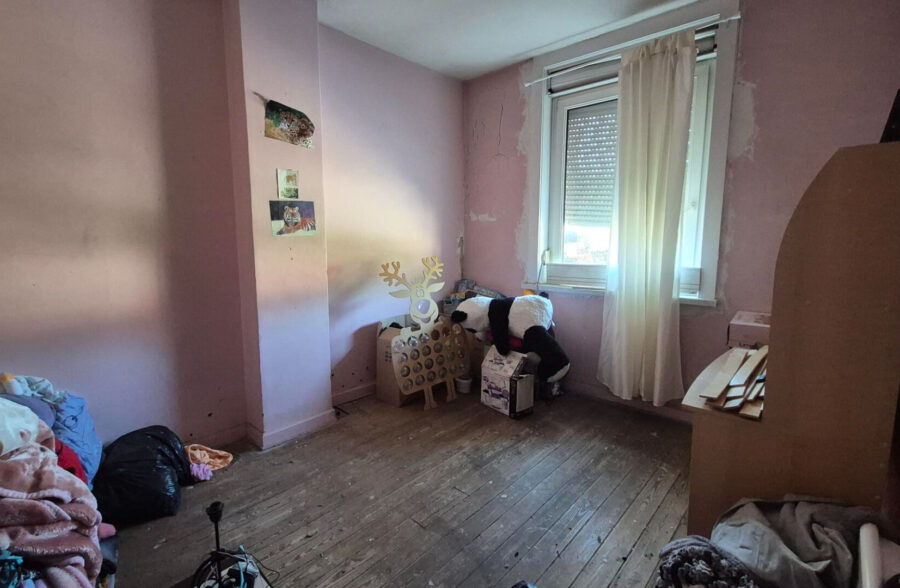 Maison à conforter avec de beaux volumes, 4 chambres et un jardin.