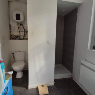 Maison à conforter avec de beaux volumes, 4 chambres et un jardin.