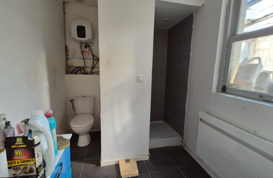 Maison à conforter avec de beaux volumes, 4 chambres et un jardin.