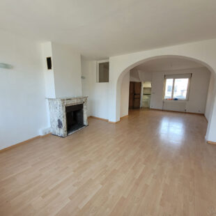 Immeuble comprenant un local commercial et un appartement.