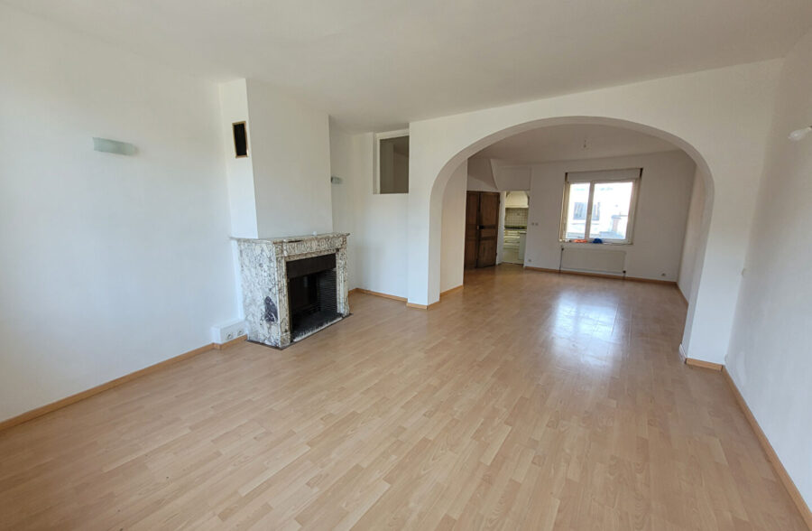 Immeuble comprenant un local commercial et un appartement.