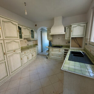 Immeuble comprenant un local commercial et un appartement.