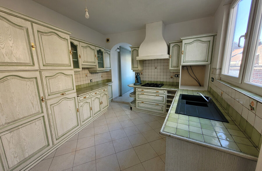 Immeuble comprenant un local commercial et un appartement.