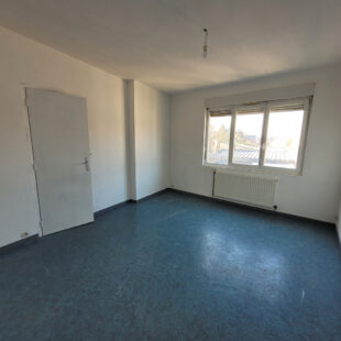 Immeuble comprenant un local commercial et un appartement.