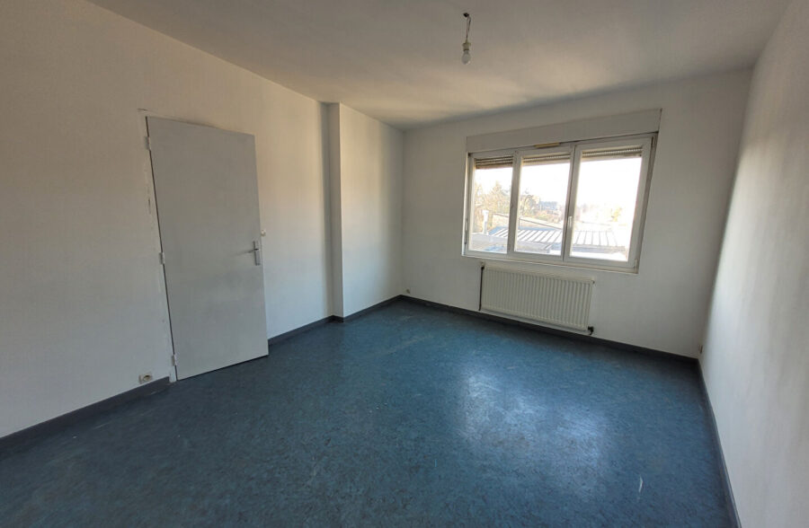 Immeuble comprenant un local commercial et un appartement.