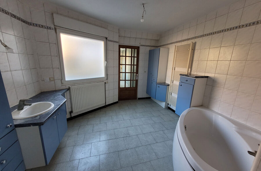 Immeuble comprenant un local commercial et un appartement.