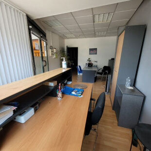 Immeuble comprenant un local commercial et un appartement.