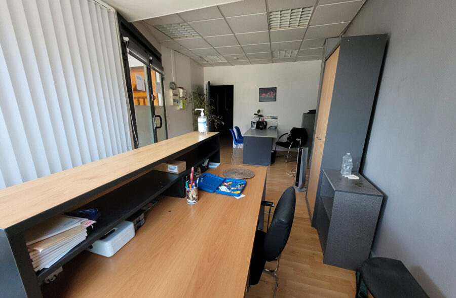 Immeuble comprenant un local commercial et un appartement.