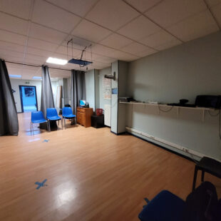 Immeuble comprenant un local commercial et un appartement.