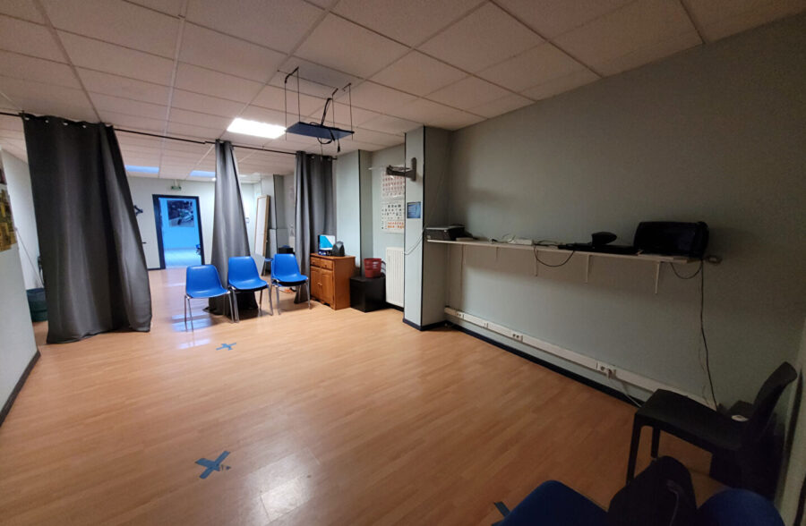 Immeuble comprenant un local commercial et un appartement.