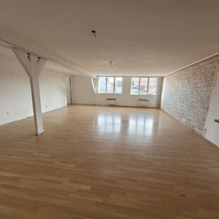 Immeuble comprenant 4 logements et un local commercial