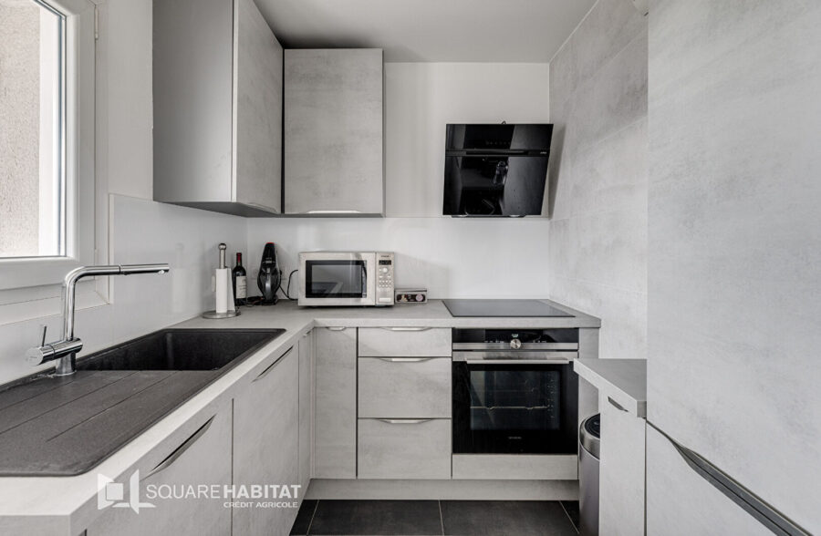 LILLE VAUBAN IESEG : Type 2 de 50m²  rénové avec terrasse et place de parking