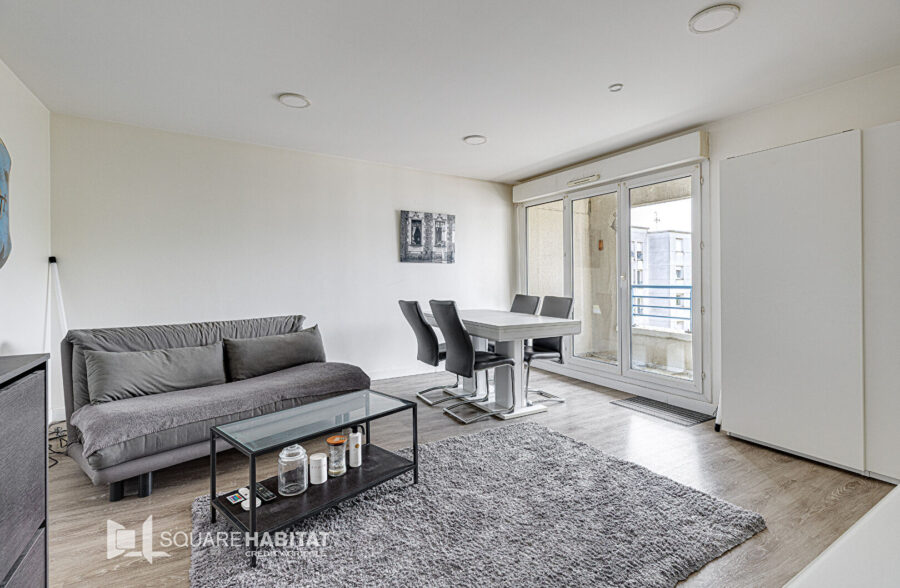 LILLE VAUBAN IESEG : Type 2 de 50m²  rénové avec terrasse et place de parking