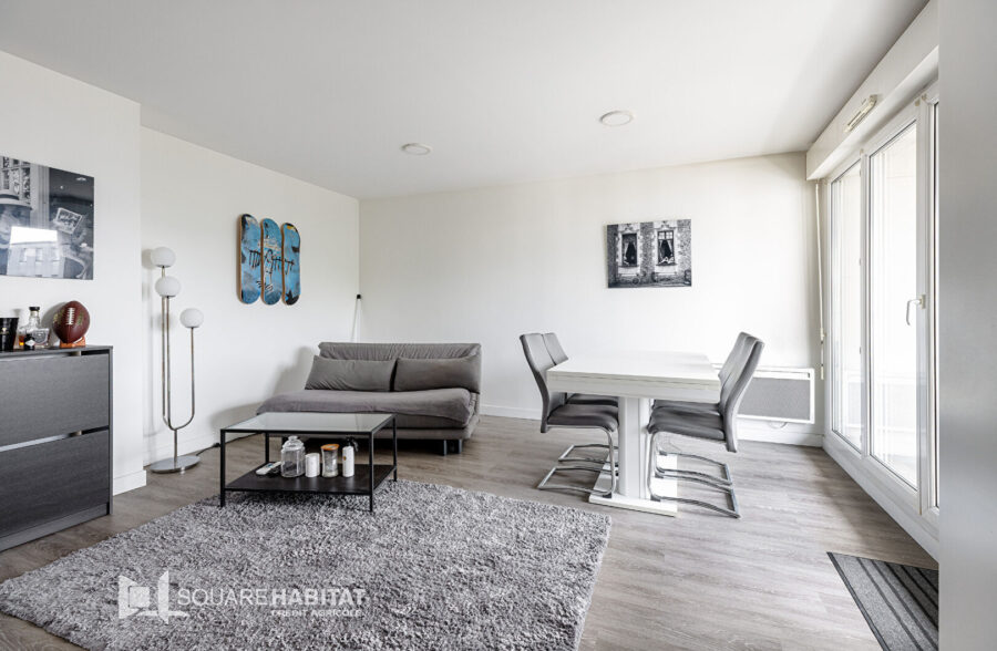 LILLE VAUBAN IESEG : Type 2 de 50m²  rénové avec terrasse et place de parking