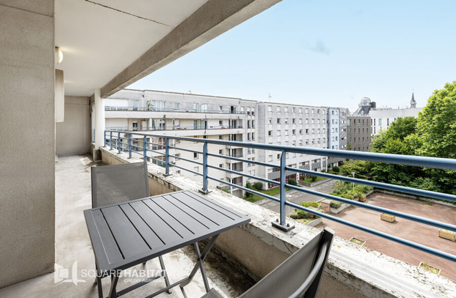 LILLE VAUBAN IESEG : Type 2 de 50m²  rénové avec terrasse et place de parking