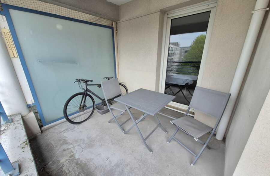 LILLE VAUBAN IESEG : Type 2 de 50m²  rénové avec terrasse et place de parking