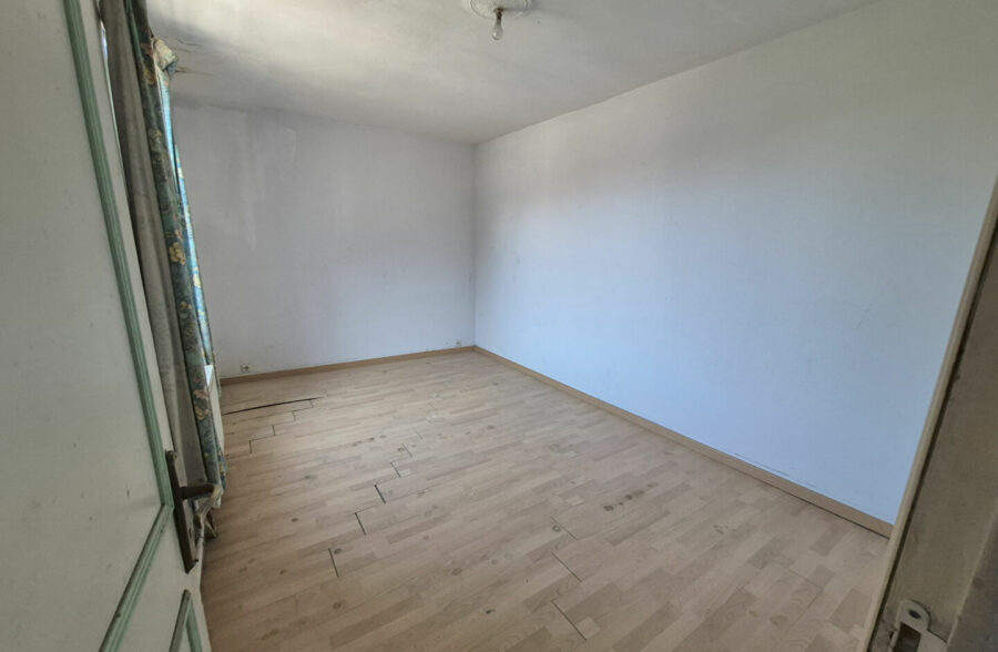 À Vendre : Spacieuse Maison 175m² 7 chambres 400m² de terrain sur Roubaix à la Limite de Wattrelos. 180 000€ FAI !!!