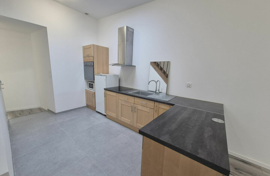 À Vendre : Maison Entièrement Rénovée en 2024 à Roubaix, accès PMR 3 chambre + bureau+ 2 SDB + extérieur, 146 000€ FAI !!!