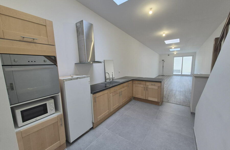 À Vendre : Maison Entièrement Rénovée en 2024 à Roubaix, accès PMR 3 chambre + bureau+ 2 SDB + extérieur, 146 000€ FAI !!!