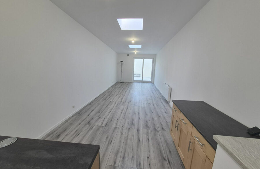 À Vendre : Maison Entièrement Rénovée en 2024 à Roubaix, accès PMR 3 chambre + bureau+ 2 SDB + extérieur, 146 000€ FAI !!!