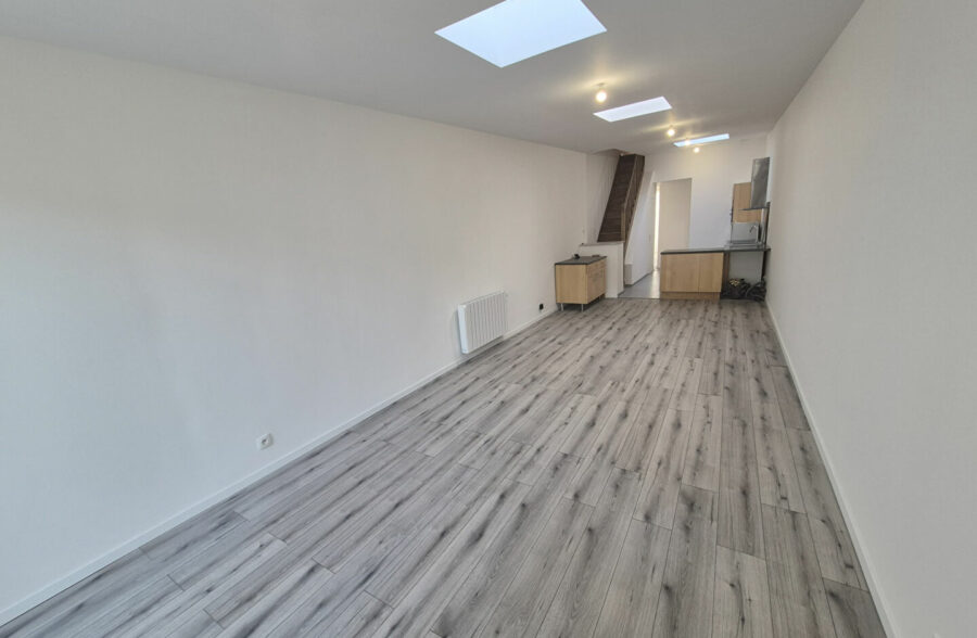 À Vendre : Maison Entièrement Rénovée en 2024 à Roubaix, accès PMR 3 chambre + bureau+ 2 SDB + extérieur, 146 000€ FAI !!!