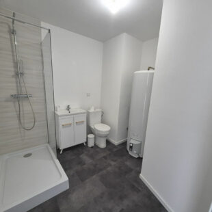 À Vendre : Maison Entièrement Rénovée en 2024 à Roubaix, accès PMR 3 chambre + bureau+ 2 SDB + extérieur, 146 000€ FAI !!!