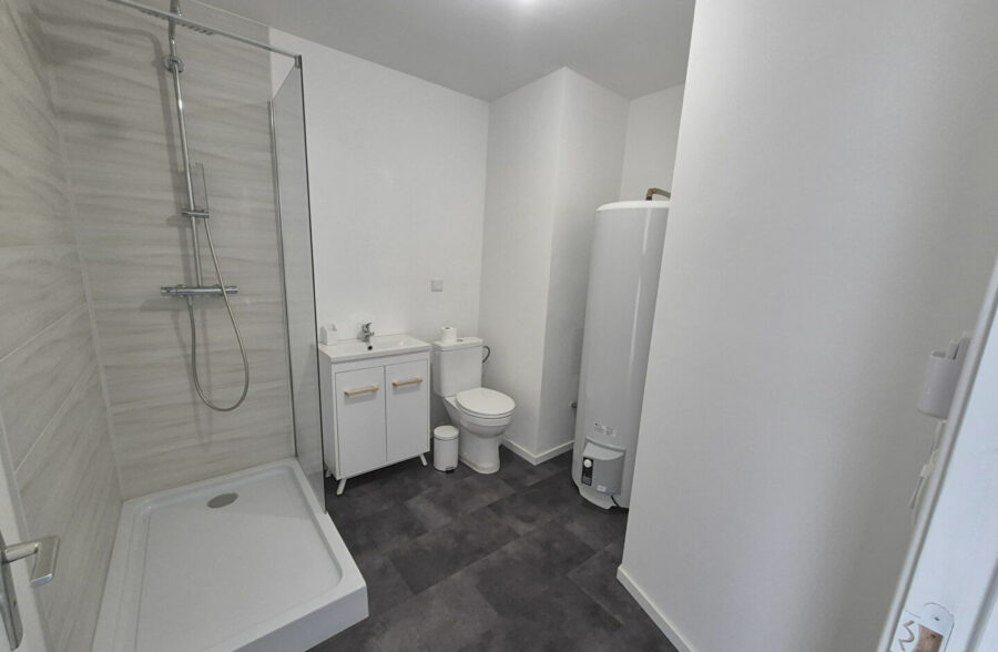 À Vendre : Maison Entièrement Rénovée en 2024 à Roubaix, accès PMR 3 chambre + bureau+ 2 SDB + extérieur, 146 000€ FAI !!!