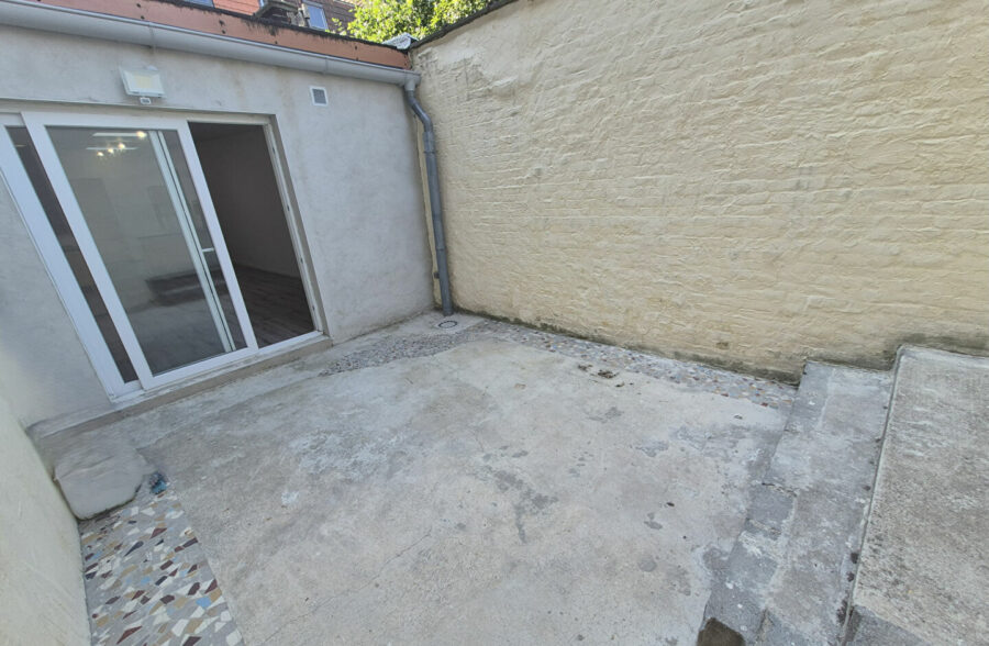 À Vendre : Maison Entièrement Rénovée en 2024 à Roubaix, accès PMR 3 chambre + bureau+ 2 SDB + extérieur, 146 000€ FAI !!!