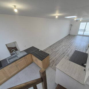 À Vendre : Maison Entièrement Rénovée en 2024 à Roubaix, accès PMR 3 chambre + bureau+ 2 SDB + extérieur, 146 000€ FAI !!!