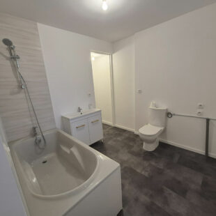 À Vendre : Maison Entièrement Rénovée en 2024 à Roubaix, accès PMR 3 chambre + bureau+ 2 SDB + extérieur, 146 000€ FAI !!!