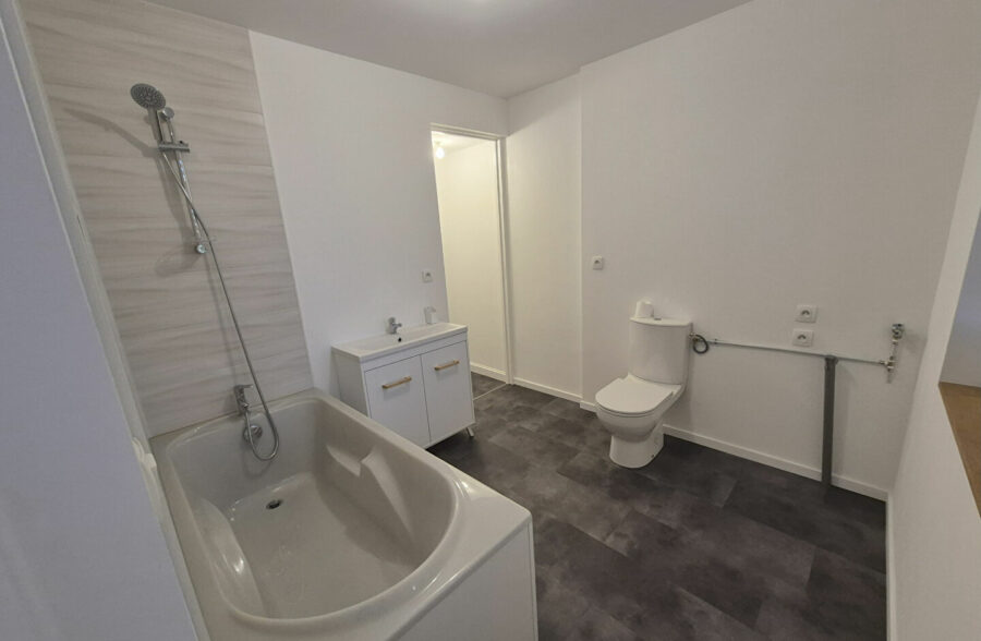 À Vendre : Maison Entièrement Rénovée en 2024 à Roubaix, accès PMR 3 chambre + bureau+ 2 SDB + extérieur, 146 000€ FAI !!!