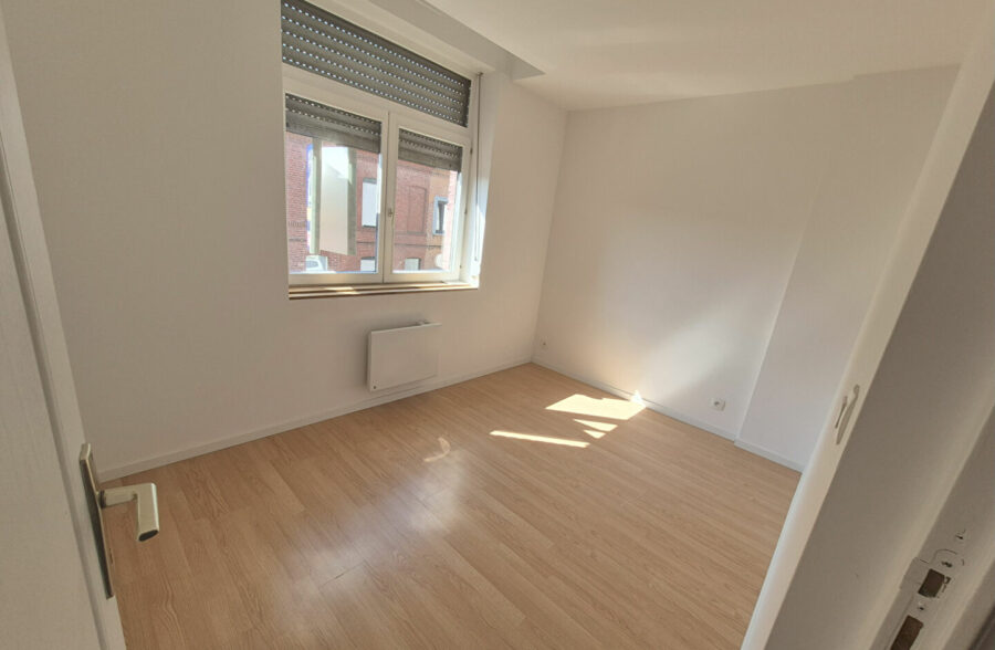 À Vendre : Maison Entièrement Rénovée en 2024 à Roubaix, accès PMR 3 chambre + bureau+ 2 SDB + extérieur, 146 000€ FAI !!!