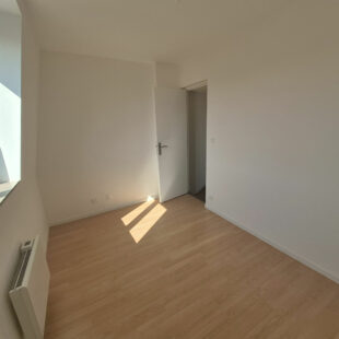 À Vendre : Maison Entièrement Rénovée en 2024 à Roubaix, accès PMR 3 chambre + bureau+ 2 SDB + extérieur, 146 000€ FAI !!!