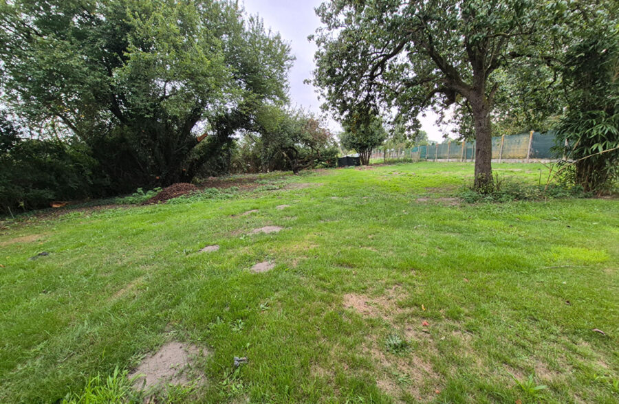 HERGNIES Terrain constructible de 1300m²