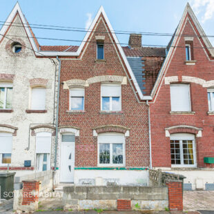 Maison de ville comprenant 2 chambres et jardin