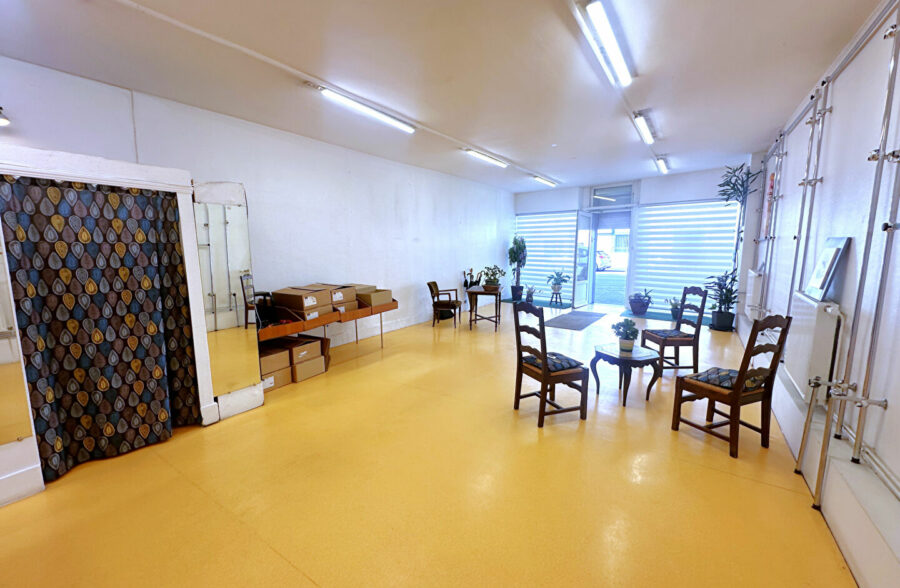 Immeuble avec commerce, habitation et jardin en coeur de ville.