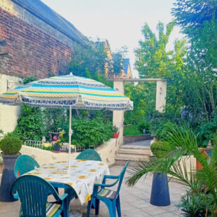 Immeuble avec commerce, habitation et jardin en coeur de ville.