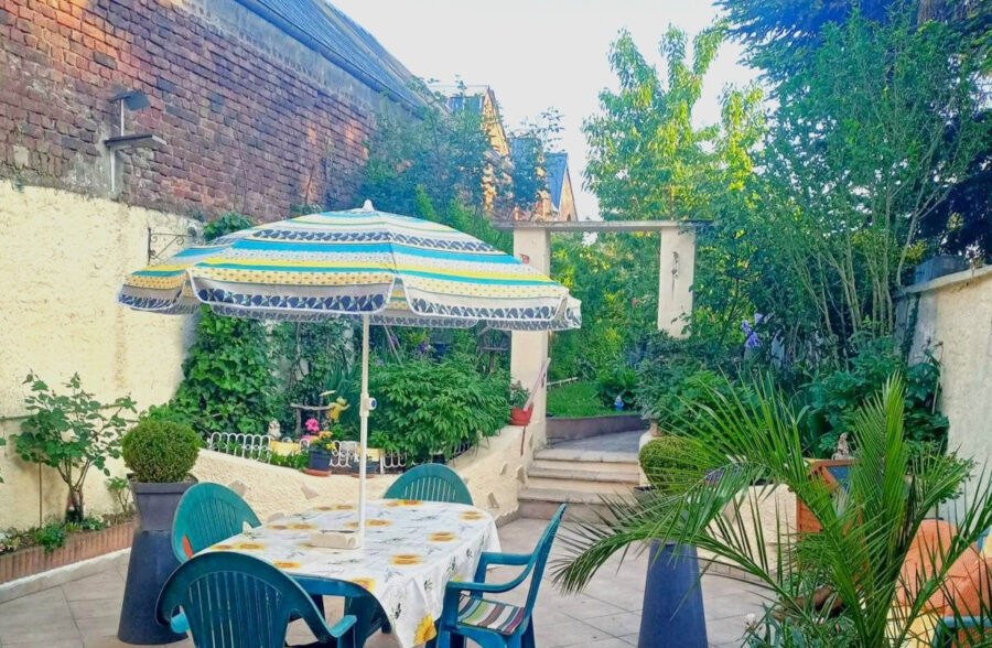 Immeuble avec commerce, habitation et jardin en coeur de ville.