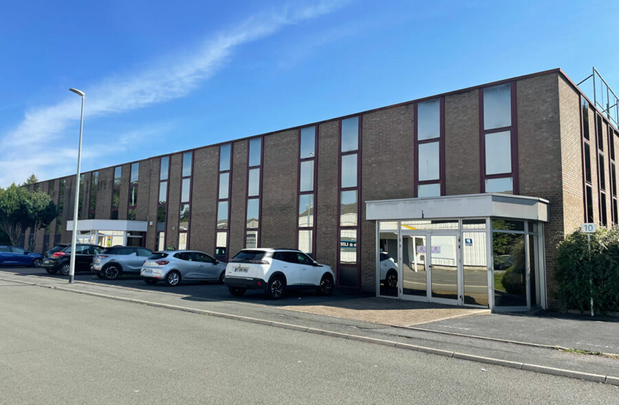 LENS proche centre local de  +/-340m2